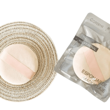 Esponja de maquillaje Coperma de 9 cm con cinta rosa, ideal para aplicar polvos o base con acabado uniforme.