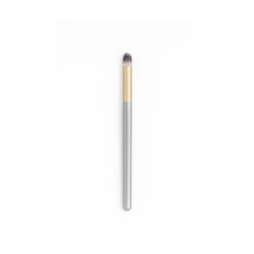 Pincel difuminador Coperma con mango gris y detalle dorado para un difuminado preciso de sombras.