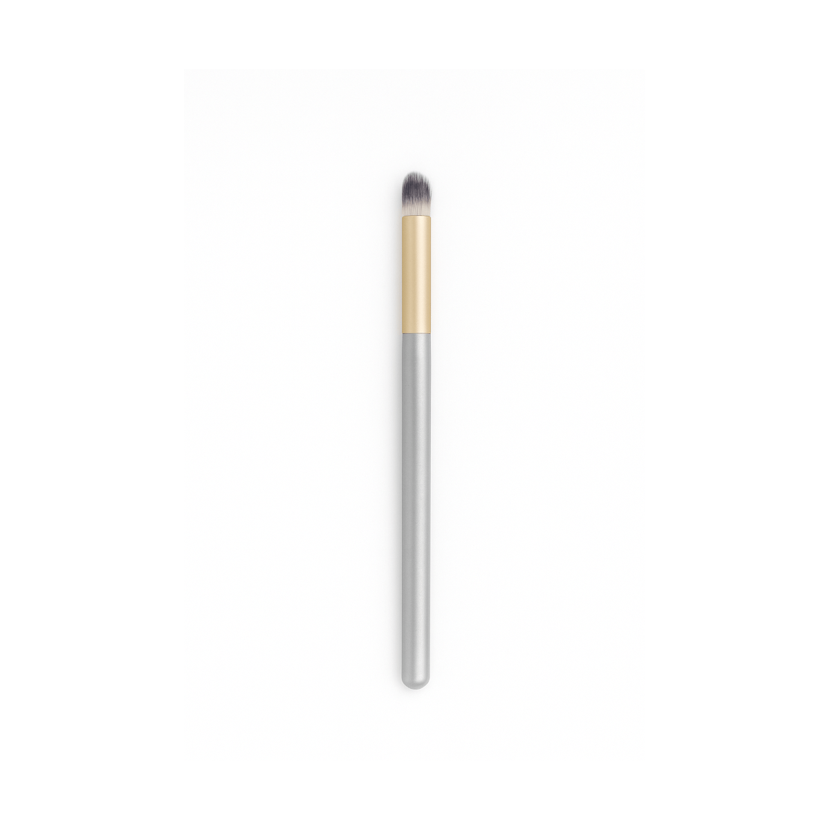 Pincel difuminador Coperma con mango gris y detalle dorado para un difuminado preciso de sombras.