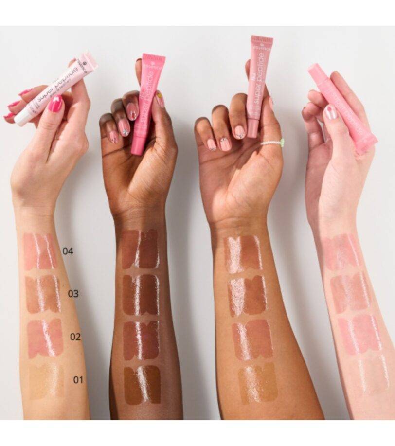 Swatches del bálsamo labial Essence The Super Peptide tono 02 Pinkified en distintos tonos de piel