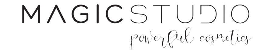 Logotipo de la marca Magic Studio con el eslogan Powerful Cosmetics, en color negro sobre fondo blanco.