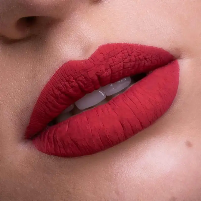 labios maquillados con labial líquido rojo mate Pierre René tono True Red