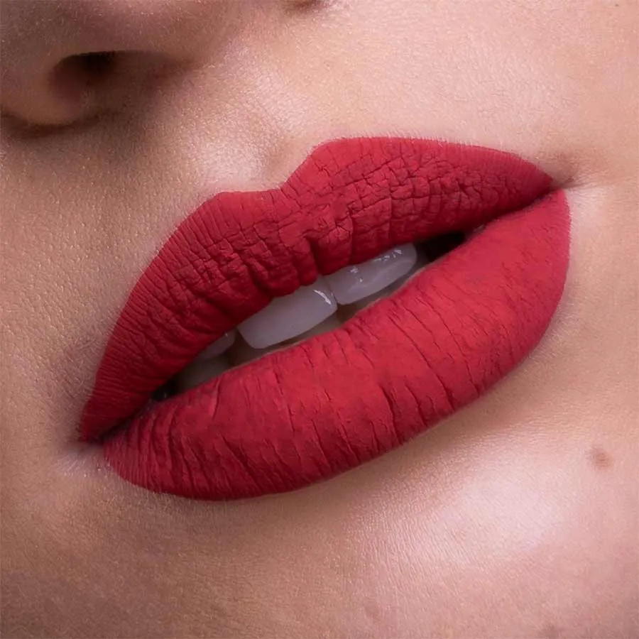 labios maquillados con labial líquido rojo mate Pierre René tono True Red