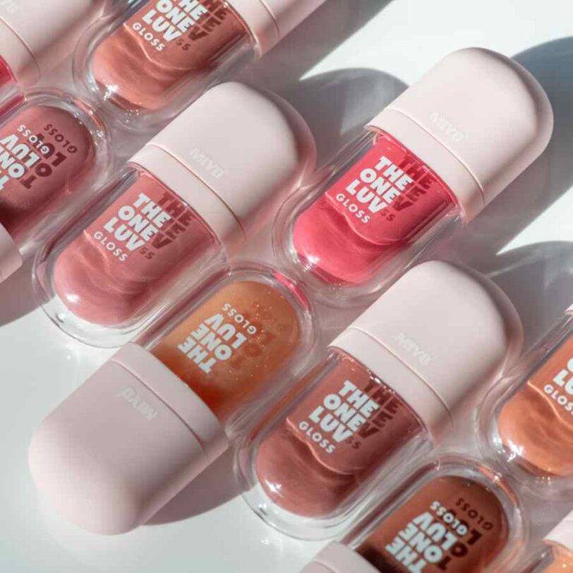 Brillos de labios MIYO The One Luv Gloss en varios tonos rosados y nude con acabado brillante.