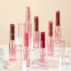 Bálsamos labiales Catrice Care In Colours en varios tonos sobre peana acrílica