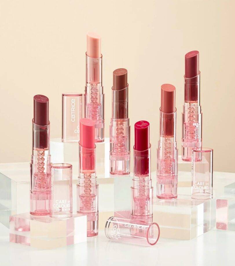 Bálsamos labiales Catrice Care In Colours en varios tonos sobre peana acrílica