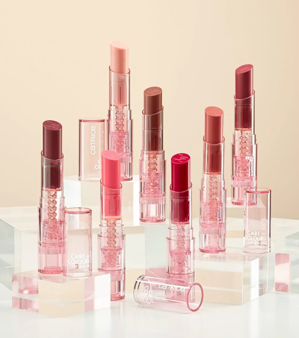 Bálsamos labiales Catrice Care In Colours en varios tonos sobre peana acrílica