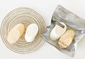 Esponjas de maquillaje Coperma en tonos beige y crema, presentadas en envase profesional transparente.