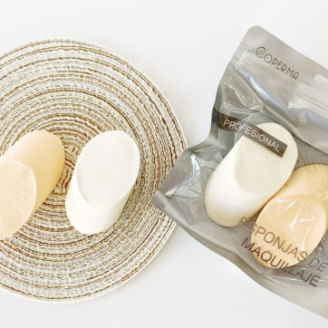 Esponjas de maquillaje Coperma en tonos beige y crema, presentadas en envase profesional transparente.