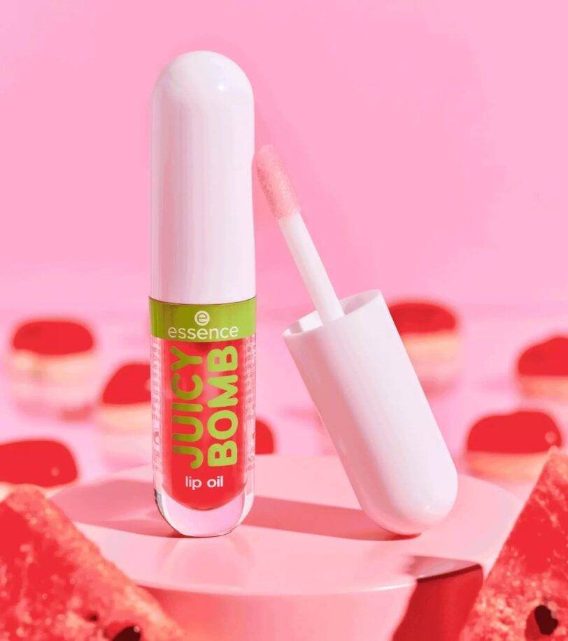 Aceite labial Essence Juicy Bomb Party Watermelon Wonders sobre fondo rosa