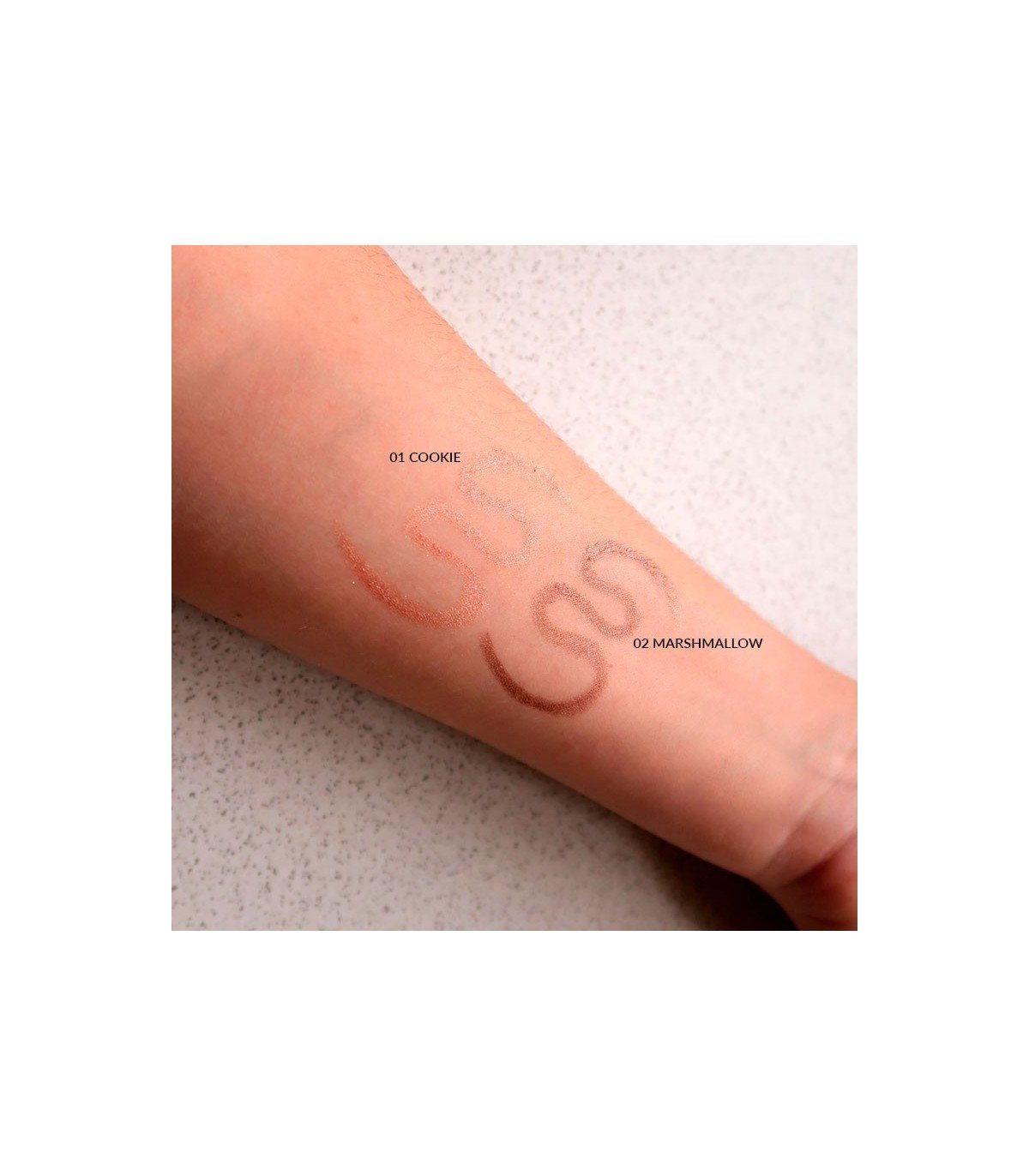 Swatches de los tonos Cookie y Marshmallow de las sombras en stick HYPO Winter’s Tale aplicadas en la piel.