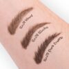 Muestras de tonos Wood, Mocha y Dark Truffle del lápiz de cejas Brow Poet