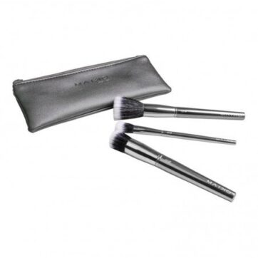 Brochas dúo fibra Maiko sobre mesa con estuche gris