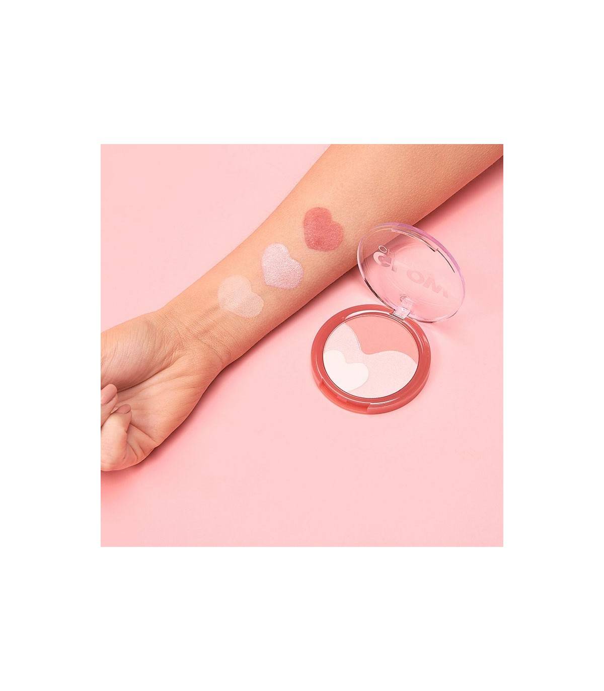 Swatches paleta Glow Cheek Set Bell Cosmetics Swatches de la paleta Glow Cheek Set de Bell Cosmetics con colorete e iluminadores aplicados sobre la piel