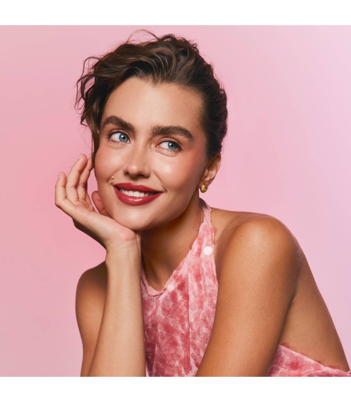 Modelo con maquillaje natural y labios con labial líquido hipoalergénico Go Ink! de larga duración