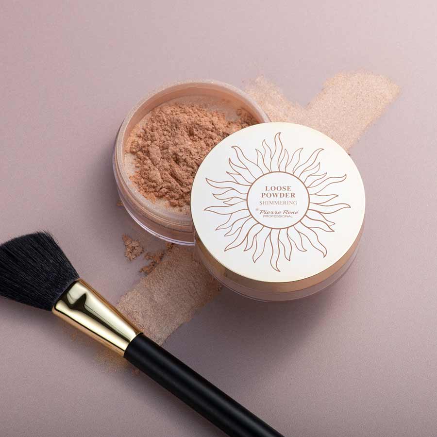 Aplicación Polvos Luminosos Pierre Rene aplicación de polvos sueltos luminosos Pierre René con brocha