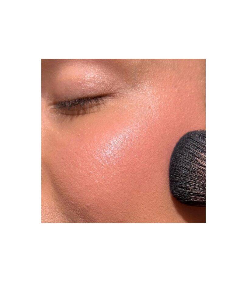 Resultado del colorete en crema Aura del Sol aplicado en la piel con efecto natural y glow saludable