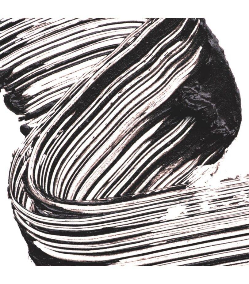 Textura negra intensa de la máscara de pestañas HYPO Volume Extra Falsies con acabado voluminoso