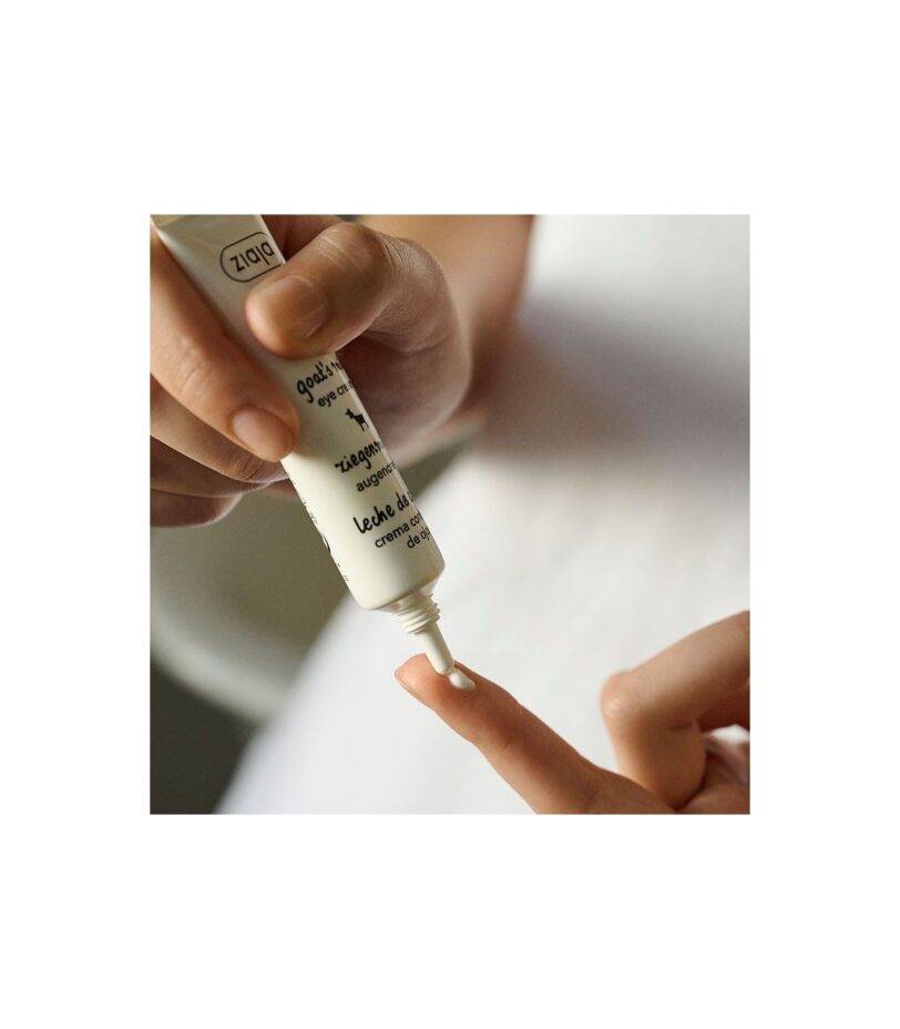Aplicación del contorno de ojos Ziaja leche de cabra mostrando su textura ligera y cremosa
