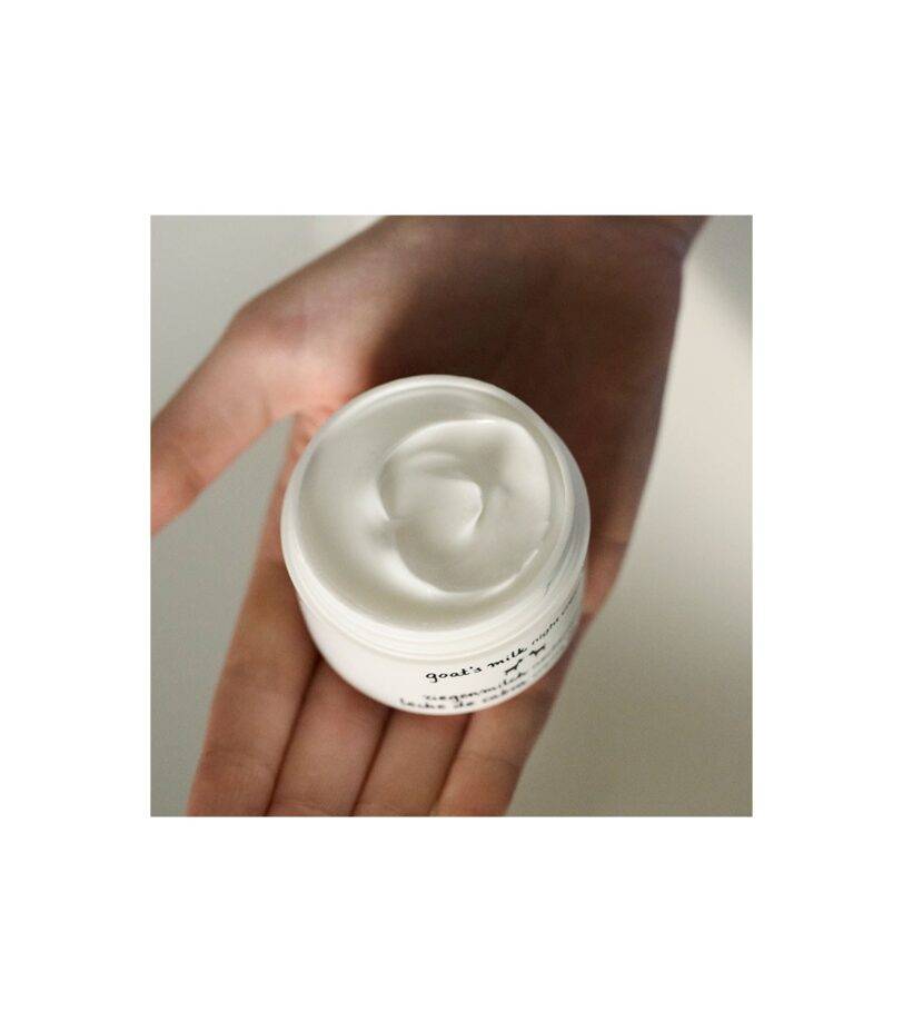 Textura cremosa de la crema de noche Ziaja leche de cabra con efecto regenerador
