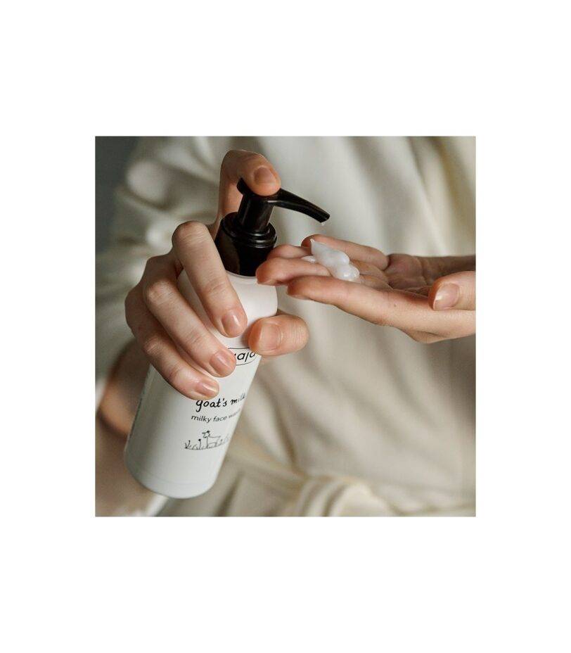 Textura cremosa del limpiador facial Ziaja leche de cabra aplicada sobre la mano