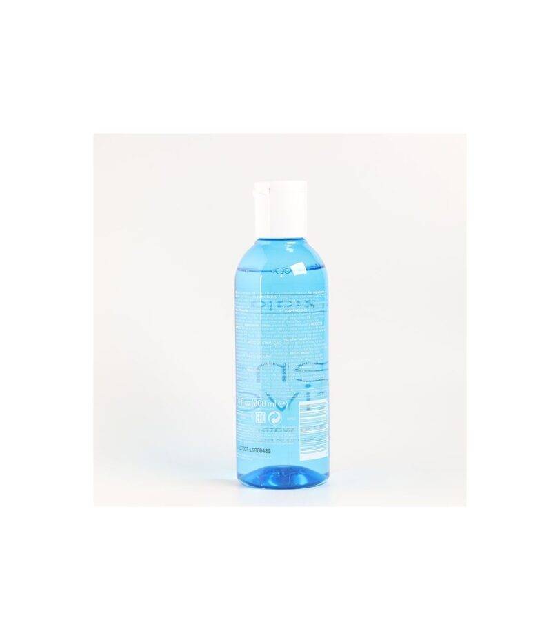 Parte trasera del agua micelar Ziaja Sensitive con información de ingredientes y uso