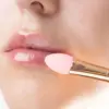 Brocha de silicona Brushworks aplicando producto en labios con acabado uniforme