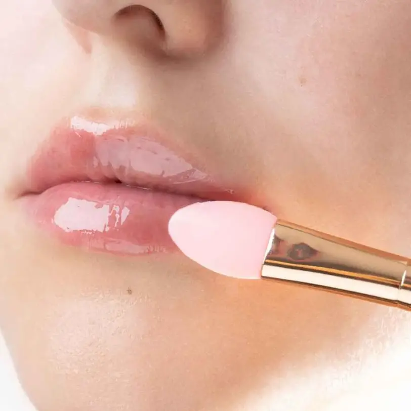 Brocha de silicona Brushworks aplicando producto en labios con acabado uniforme