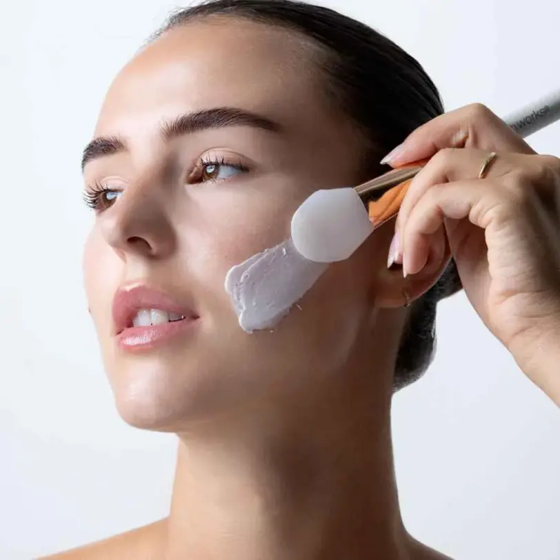 Brocha de silicona Brushworks aplicando mascarilla facial de forma uniforme en la piel