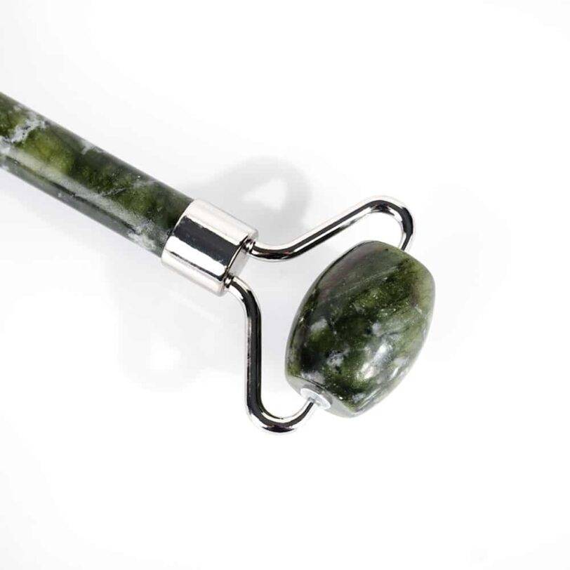 Uso del rodillo facial de jade Brushworks sobre el rostro para masaje y drenaje