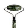 Detalle rodillo jade Brushworks piedra natural Detalle del rodillo facial de jade Brushworks con piedra natural verde