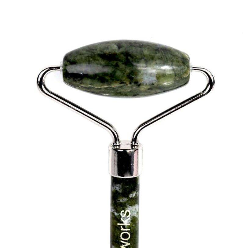 Detalle del rodillo facial de jade Brushworks con piedra natural verde