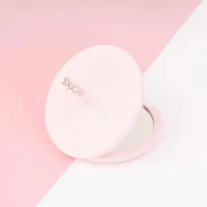 Espejo compacto Brushworks color rosa cerrado ideal para maquillaje diario