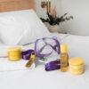 set Flor de Mayo Creamy presentado en ambiente lifestyle con mochila transparente y productos corporales