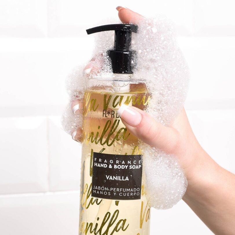 Jabón perfumado vainilla aplicado en manos con espuma para limpieza diaria