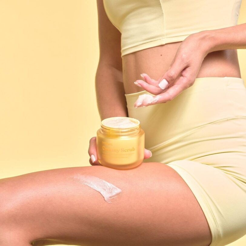 exfoliante corporal creamy con chocolate aplicado sobre la piel con textura cremosa y nutritiva