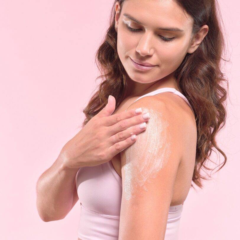 exfoliante corporal Juicy Flor de Mayo aplicado en brazo para limpieza profunda