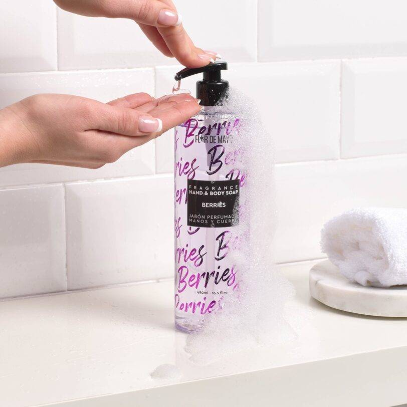 Jabón perfumado berries Flor de Mayo con espuma durante su uso en manos