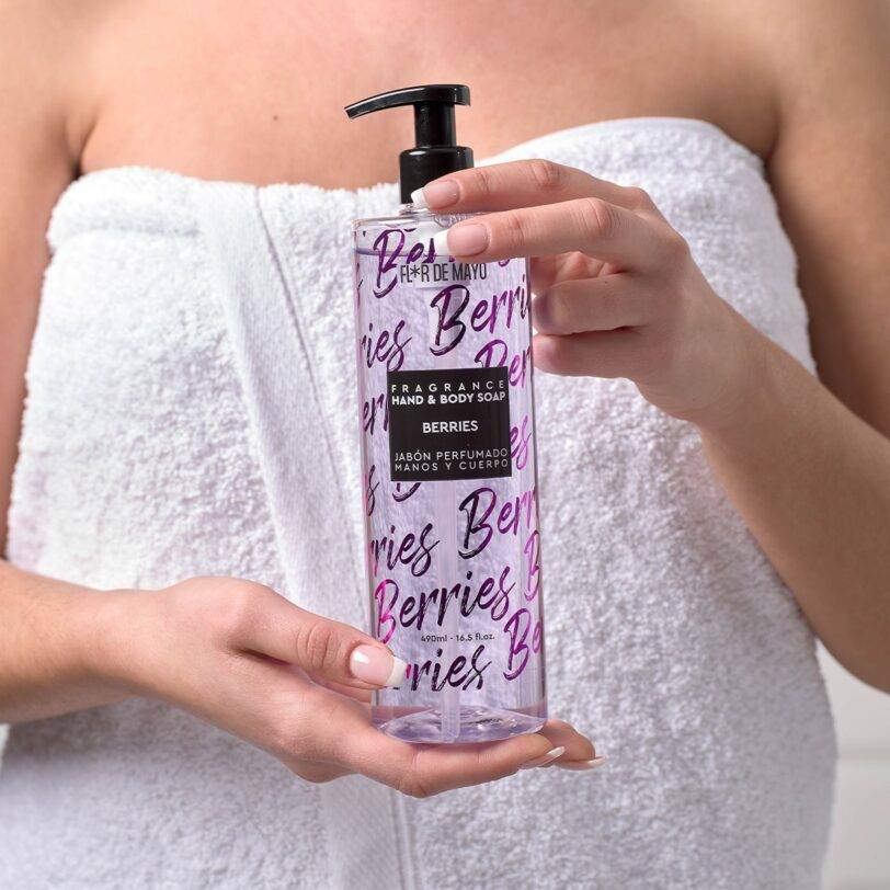Jabón perfumado berries Flor de Mayo aplicado en cuerpo con textura espumosa