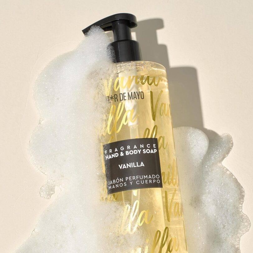 Jabón perfumado de manos y cuerpo aroma vainilla con espuma sobre la piel