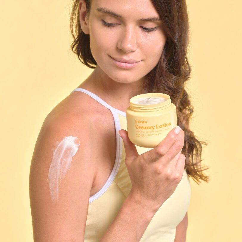 Loción corporal creamy Flor de Mayo aplicada sobre la piel con aroma coco y jazmín