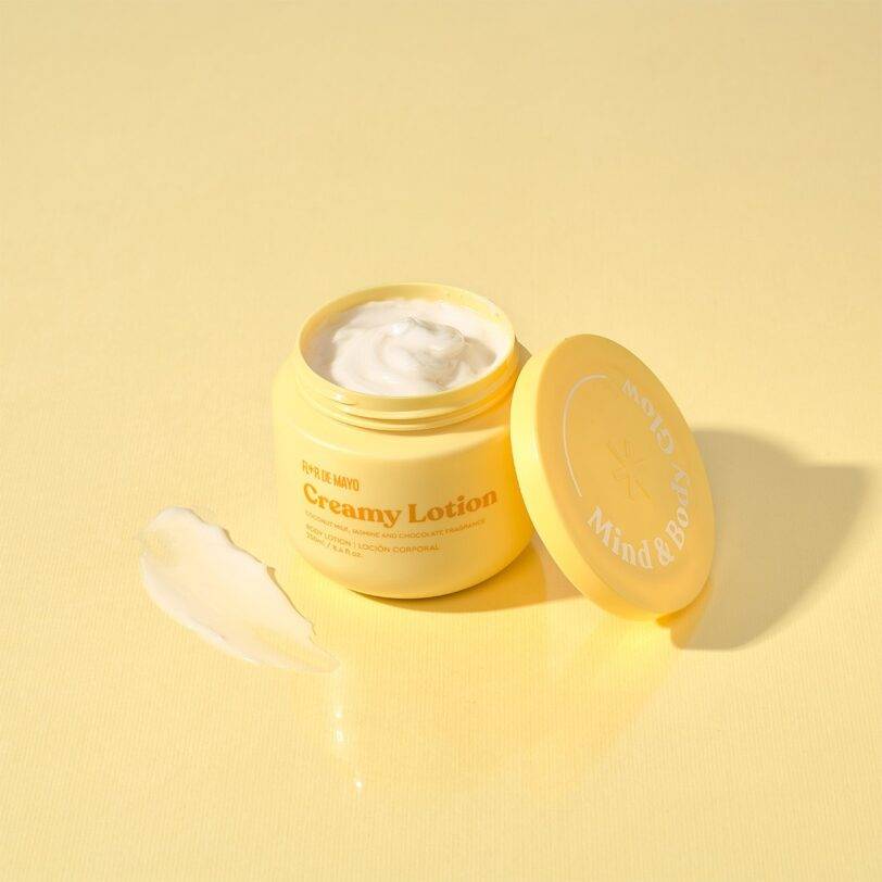 Loción corporal Flor de Mayo creamy con coco y jazmín textura cremosa hidratante