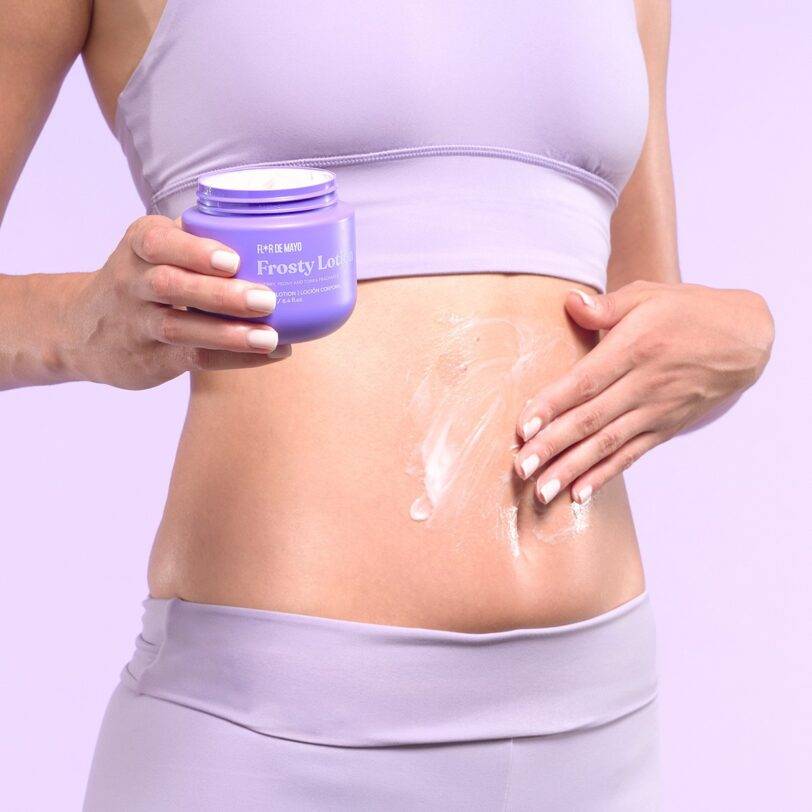 aplicacion de locion corporal frosty hidratante sobre la piel con acabado sedoso