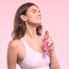 mujer aplicando bruma corporal Eau So Juicy Flor de Mayo aroma cítrico dulce floral