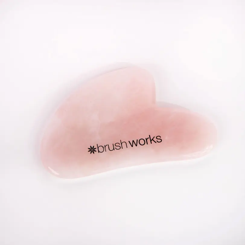 Herramienta Gua Sha de cuarzo rosa Brushworks para masaje facial y cuidado de la piel