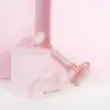 Rodillo facial y Gua Sha Brushworks rutina belleza Rodillo facial y Gua Sha Brushworks sobre fondo rosa para rutina de belleza y cuidado facial