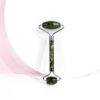 Rodillo jade Brushworks rutina skincare Rodillo de jade Brushworks sobre fondo neutro para rutina de cuidado facial