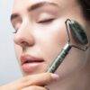 Rodillo jade Brushworks uso facial en piel Rodillo facial de jade Brushworks aplicado sobre el rostro para masaje y drenaje facial Leyenda: