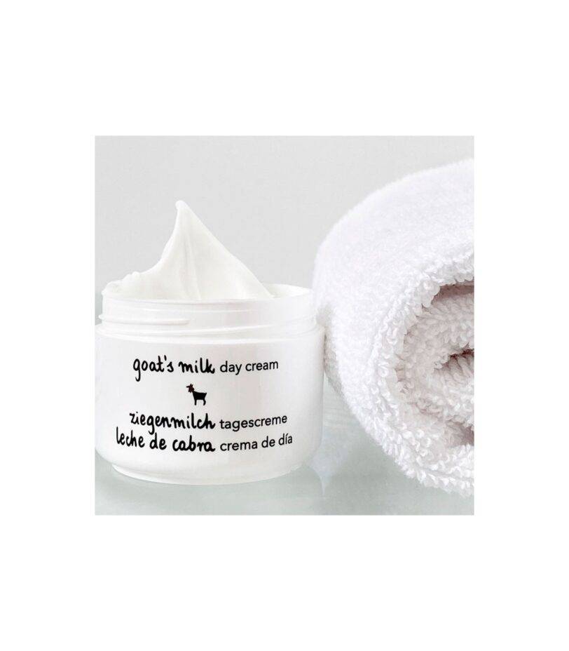 Textura cremosa de la crema facial Ziaja leche de cabra con efecto nutritivo