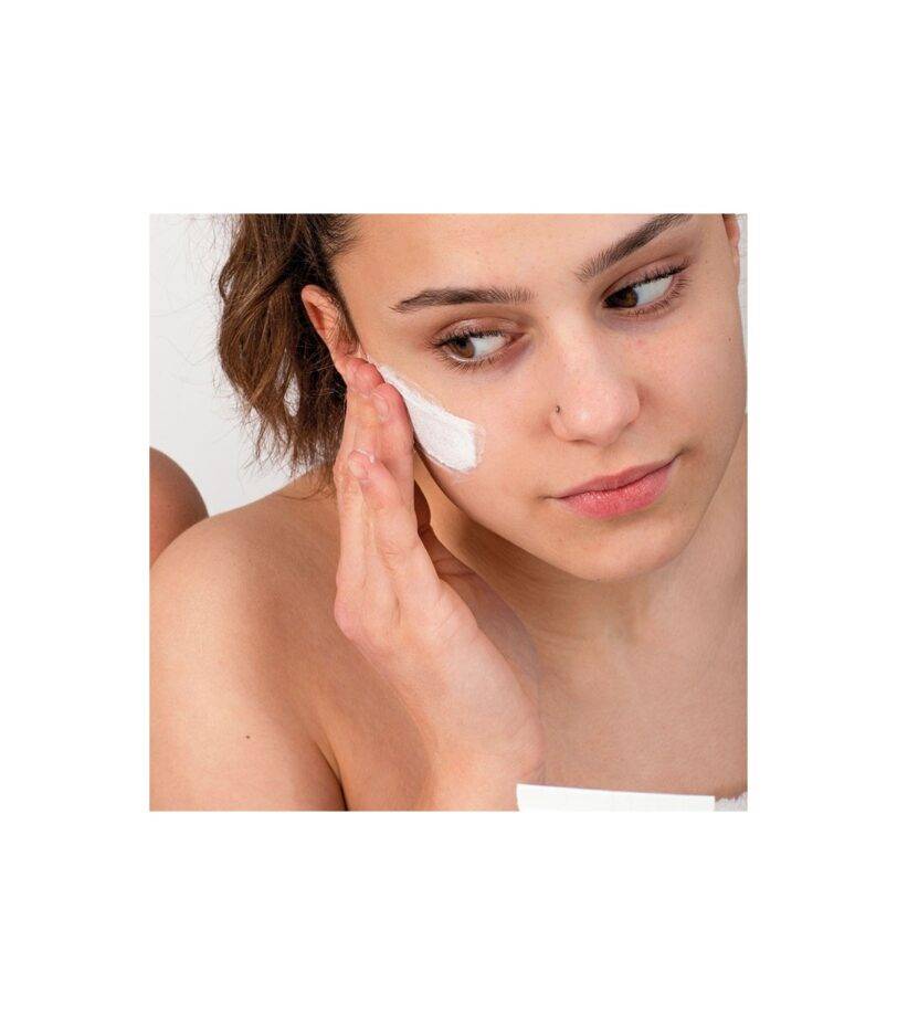 mujer aplicando pasta exfoliante facial manuka ziaja en piel mixta o grasa